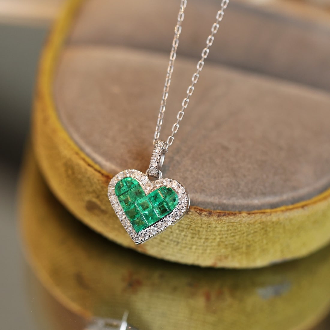 14k Gold 0.97 Ctw Natural Emerald & Diamond Pendant( Without Chain ): Ref:231106333 // gold content:14k gold // main gemstone:emerald // shape:square // carat weight:0. 8ct // color:green // treatment:natural // // adjacent gemstone 2 : diamond // shape:round //