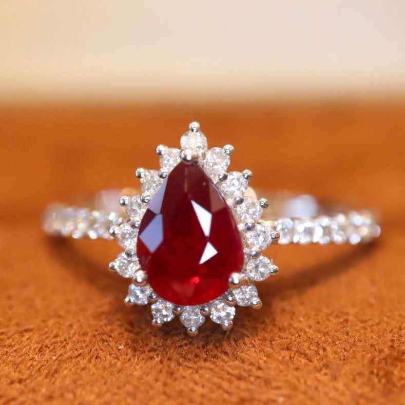14k Gold 1.28 Ctw Natural Ruby & Diamond Ring: Ref:231106340 // gold content:14k gold // ring size:7. 25us // // main gemstone:ruby // shape:pear // carat weight:1. 00ct // color:pigeonblood red // treatment:natural // // adjacent gemstone 2 :