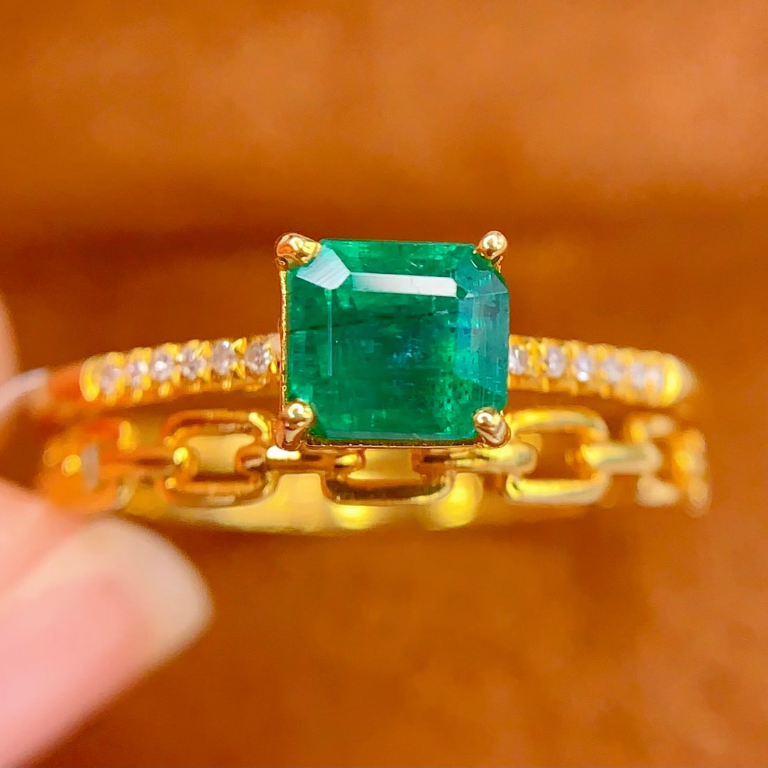 14k Gold 0.8 Ct Vivid Green Natural Emerald & Diamond Ring - 2