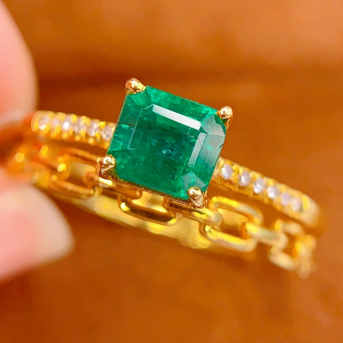 14k Gold 0.8 Ct Vivid Green Natural Emerald & Diamond Ring - 4
