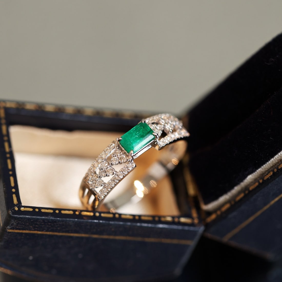 14k Gold 0.59 Ctw Vivid Green Natural Emerald & Diamond Ring - 2
