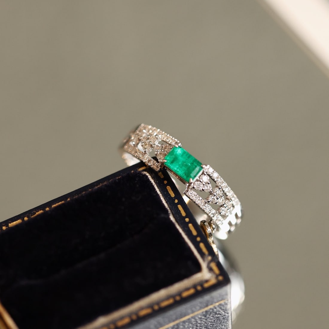14k Gold 0.59 Ctw Vivid Green Natural Emerald & Diamond Ring - 3