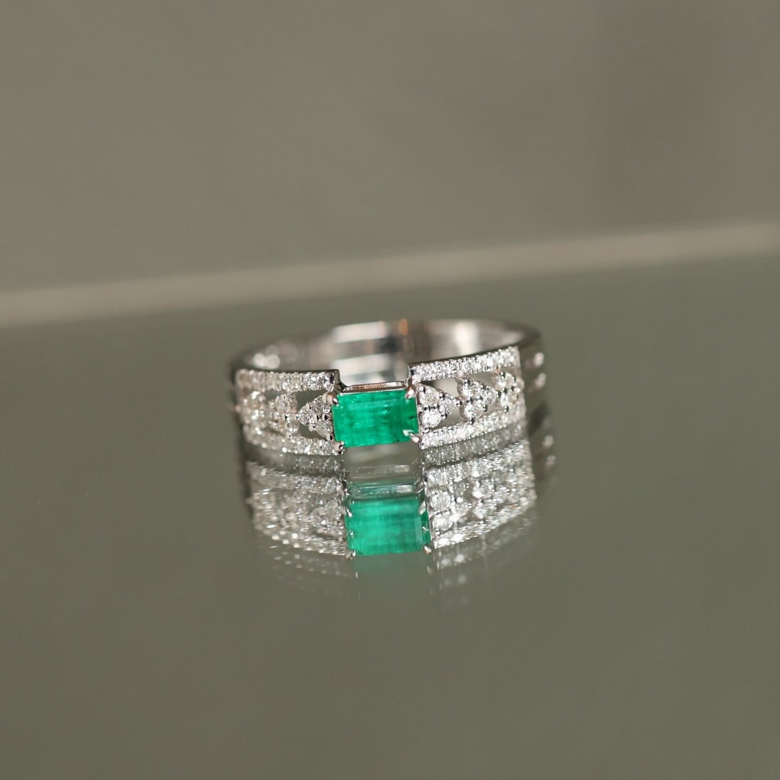 14k Gold 0.59 Ctw Vivid Green Natural Emerald & Diamond Ring - 4