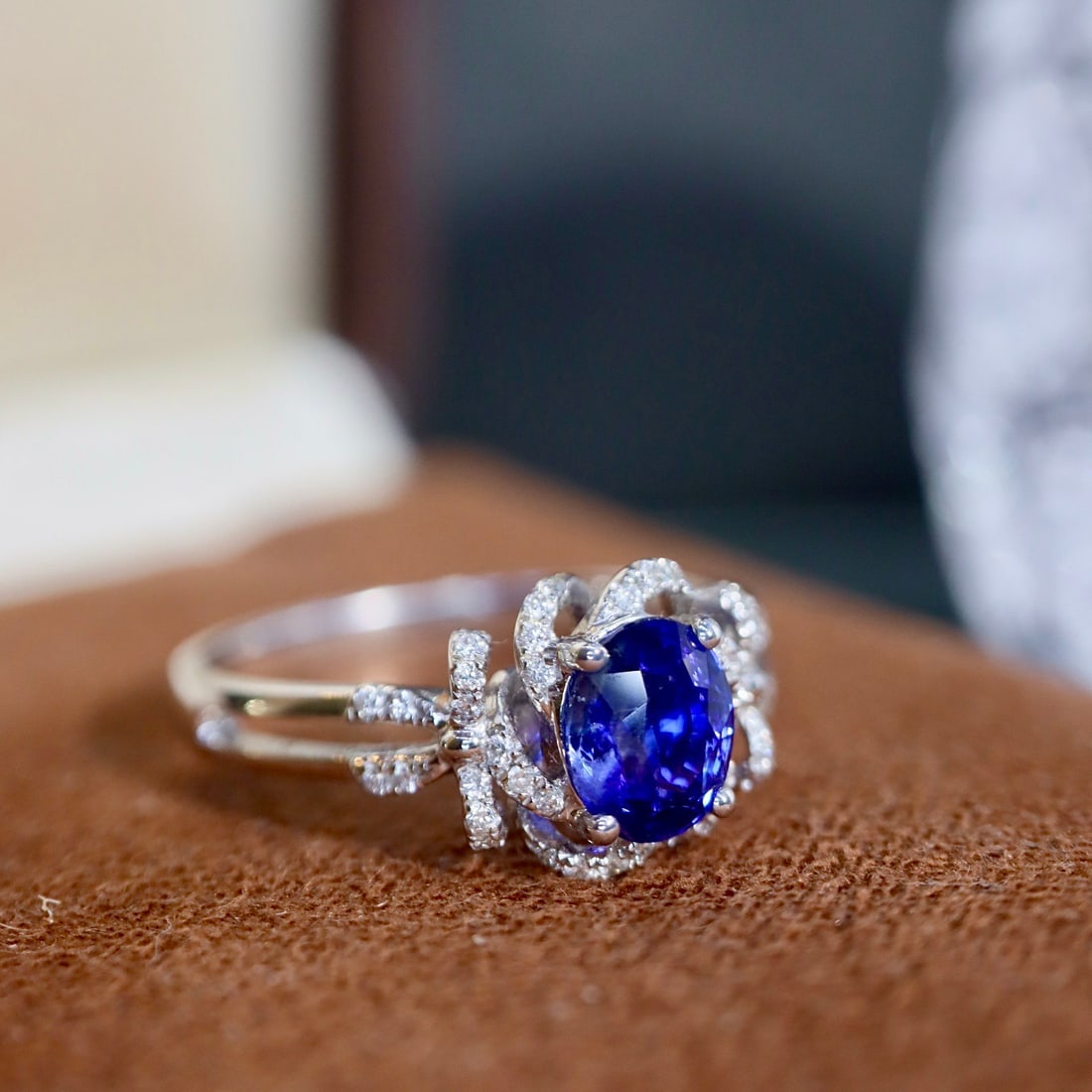 14k Gold 1.20 Ctw Vivid Blue Natural Sapphire & Diamond Ring - 2