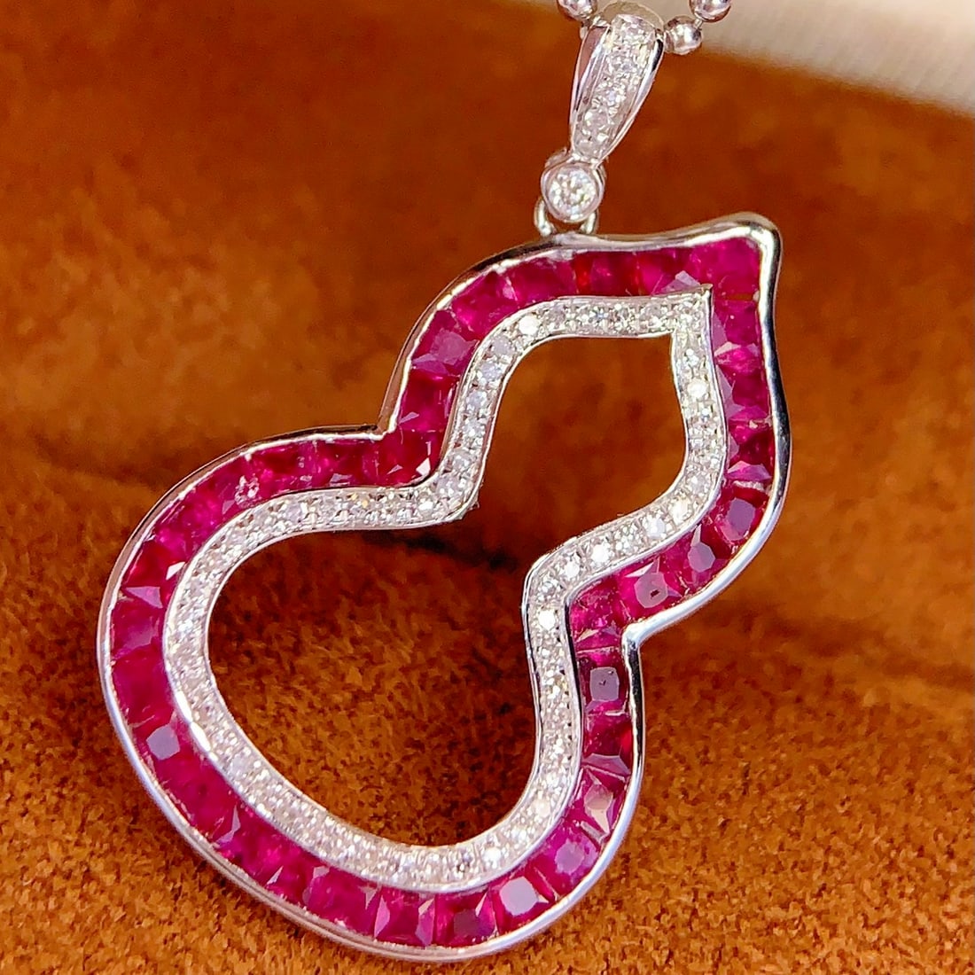 14k Gold 2.5 Ct Natural Ruby & Diamond Pendant( Without Chain ): Ref:231106387 // gold content:14k gold // main gemstone:ruby // shape:princess // carat weight:2. 5ct // color:red // treatment:natural // // adjacent gemstone 2 : diamond // number of stones:61 //