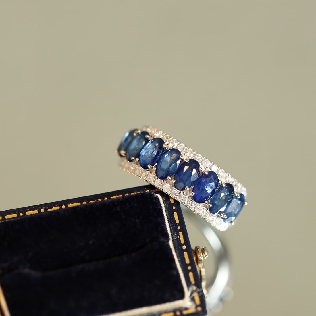 14k Gold 3.28 Ctw Natural Sapphire & Diamond Ring: Ref:231106390 // gold content:14k gold // ring size:7. 25us // // main gemstone:sapphire // shape:oval // carat weight:2. 86ct // color:blue // treatment:natural // // adjacent gemstone 2 :