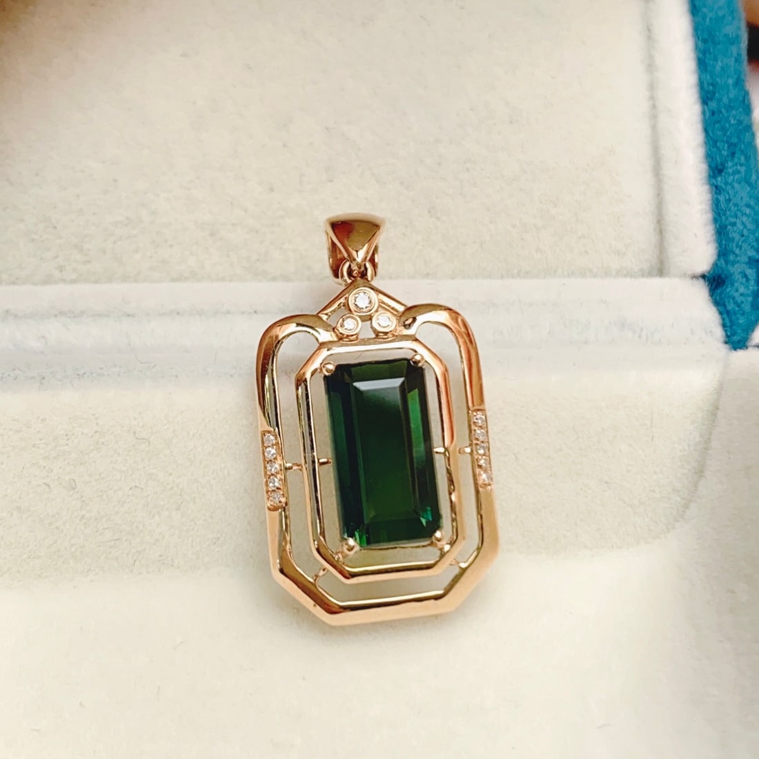 14k Gold 3.60 Ct Natural Tourmaline & Diamond Pendant( Without Chain ): Ref:231106398 // gold content:14k gold // main gemstone:tourmaline // shape:octagonal // carat weight:3. 60ct // color:green // treatment:natural // // adjacent gemstone 2 : diamond // number of