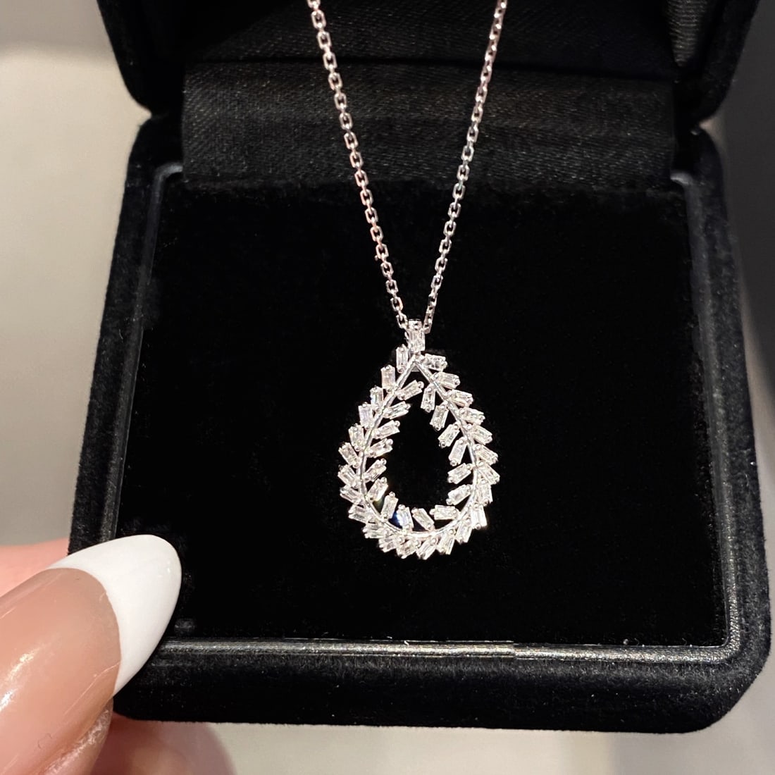 14k Gold 0.3 Ct Natural H Diamond Pendant( Without Chain ): Ref:231106417 // gold content:14k gold // main gemstone:diamond // shape:baguette // carat weight:0. 3ct // clarity grade:vs-si // color:h // treatment:natural // High Estimate: 2000Low Estimate:
