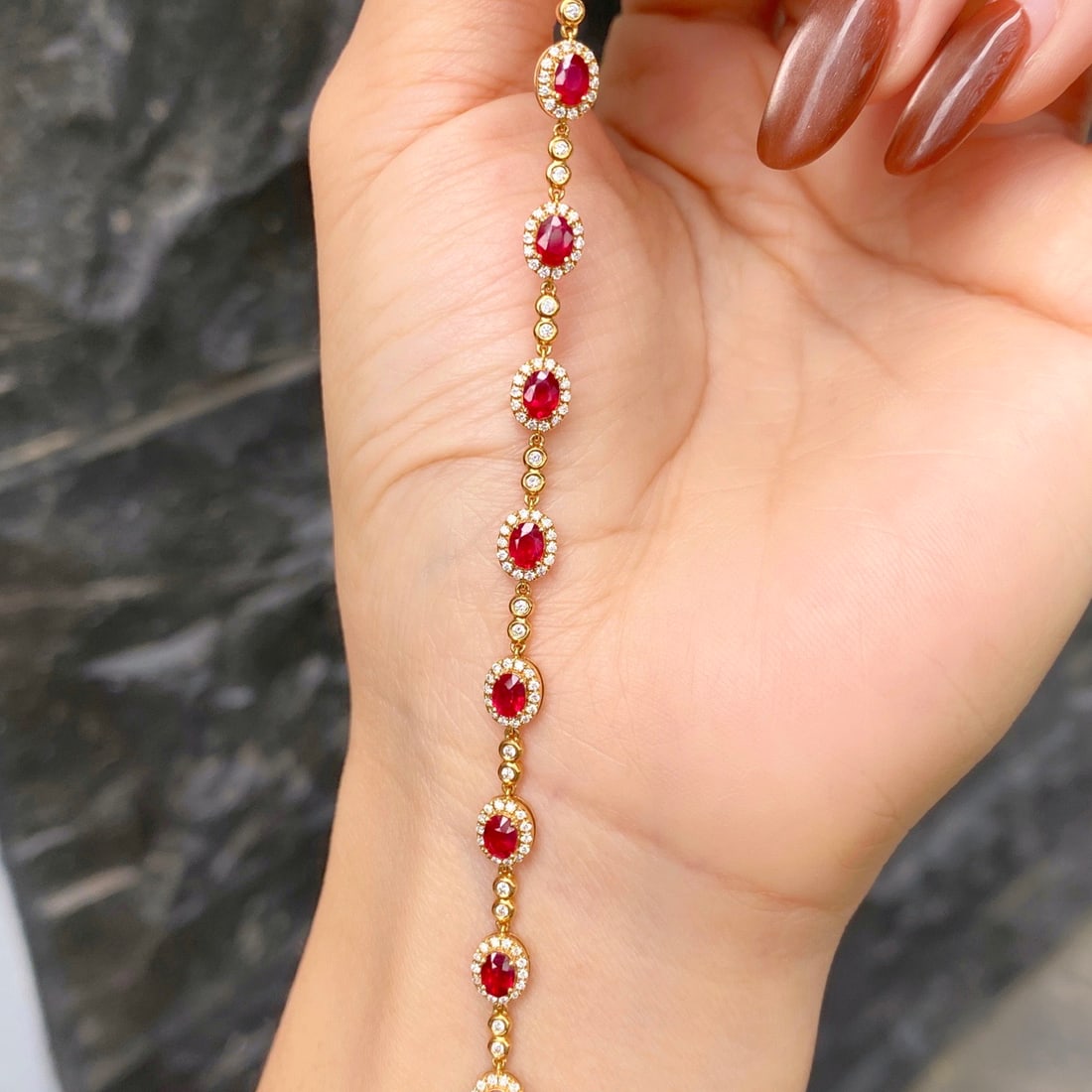 14k Gold 3.24 Ctw Natural Ruby & Diamond Bracelet: Ref:231106443 // gold content:14k gold // main gemstone:ruby // shape:oval // carat weight:2. 58ct // color:red // treatment:natural // // adjacent gemstone 2 : diamond // shape:round // carat