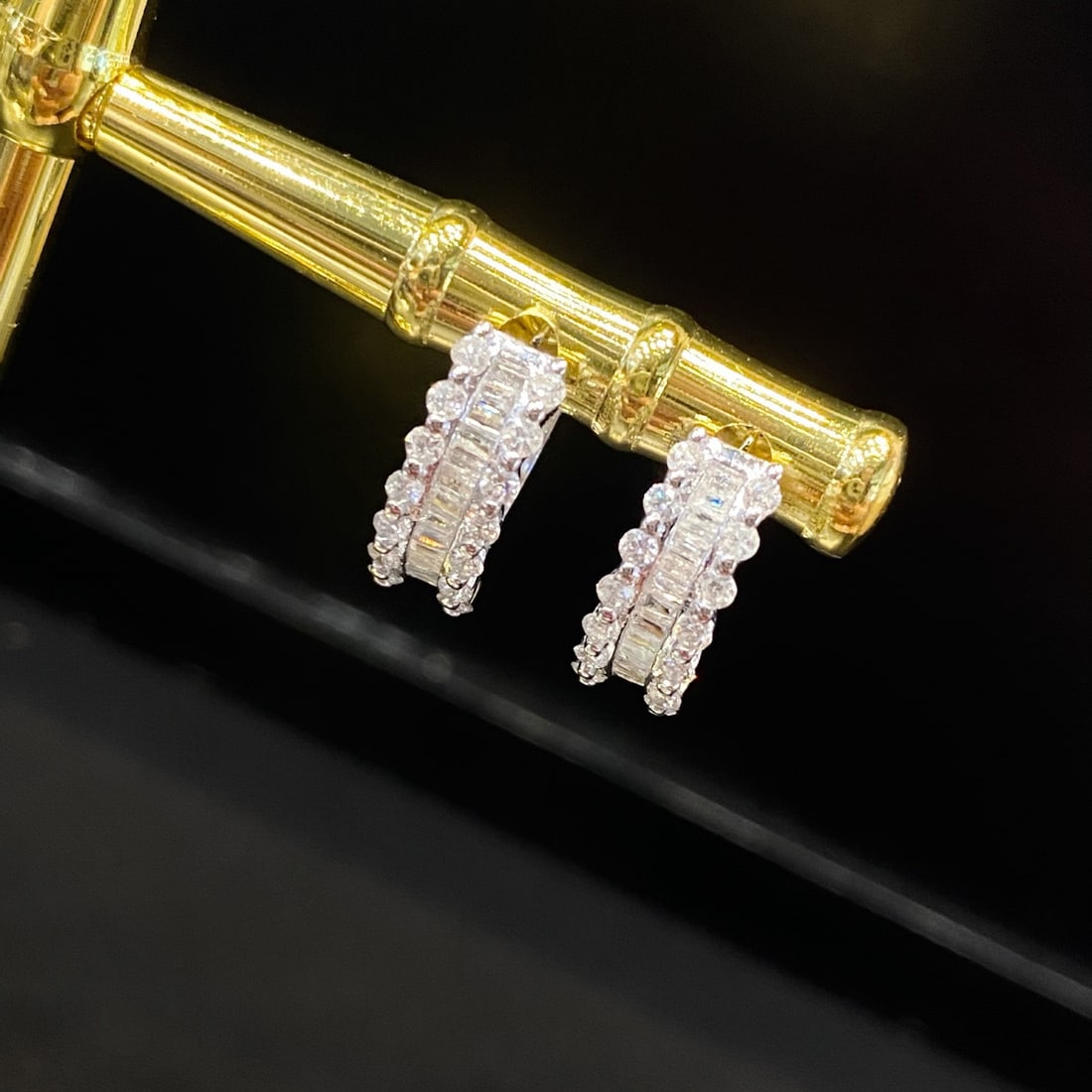 14k Gold 0.7 Ct Natural H Diamond Earrings: Ref:231106447 // gold content:14k gold // main gemstone:diamond // shape:multiple // carat weight:0. 7ct // clarity grade:vs-si // color:h // treatment:natural // Low Estimate: 2600Condition: