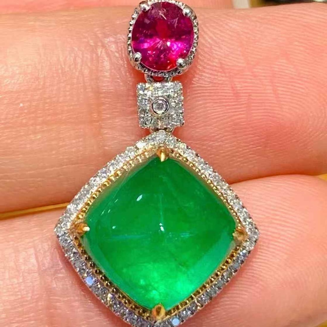 14k Gold 4.6 Ctw Natural Emerald & Ruby Pendant( Without Chain ): Ref:231107108 // gold content:14k gold // main gemstone:emerald // shape:sugar-loaf // carat weight:4. 1ct // color:green // treatment:natural // // adjacent gemstone 2 : ruby // shape:round //
