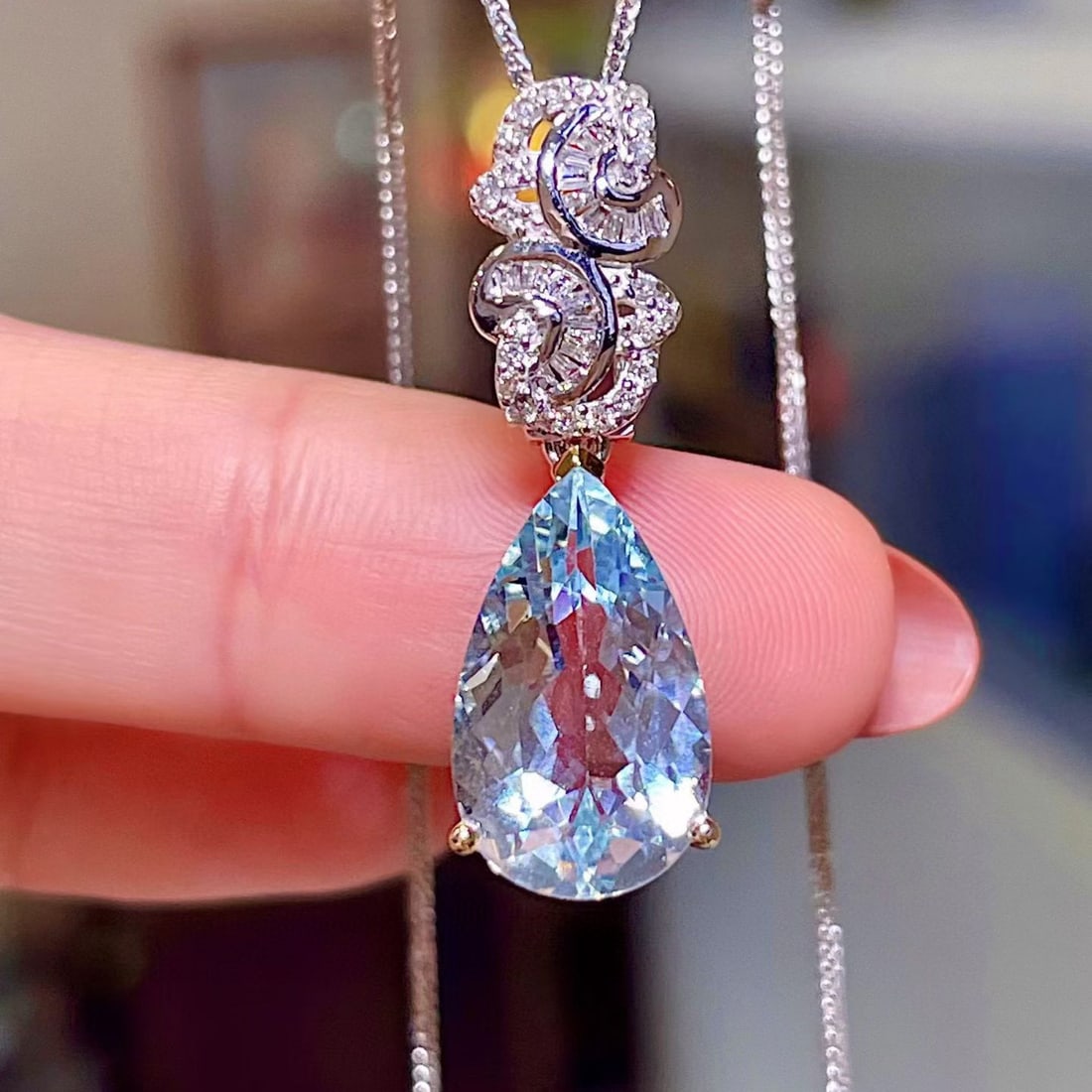 14k Gold 3.95 Ctw Natural Aquamarine & Diamond Pendant( Without Chain ): Ref:231107225 // gold content:14k gold // main gemstone:aquamarine // shape:pear // carat weight:3. 65ct // color:santa maria color // treatment:natural // // adjacent gemstone 2 : diamond //
