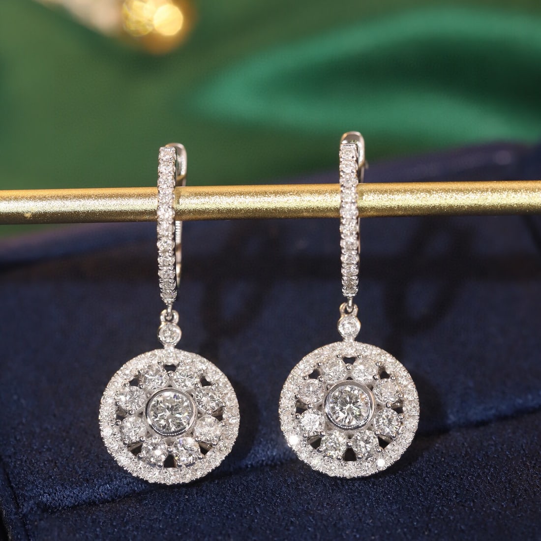 14k Gold 1.8 Ct Natural H Diamond Earrings: Ref:231107255 // gold content:14k gold // main gemstone:diamond // shape:round // carat weight:1. 8ct // clarity grade:vs-si // color:h // treatment:natural // cut grade:g // Condition: New Low Estim