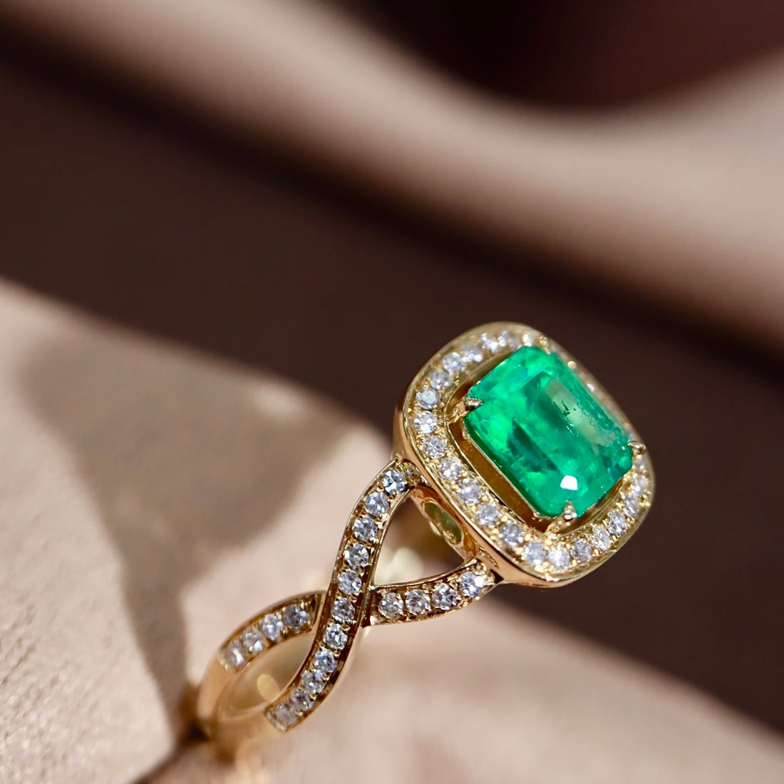 14k Gold 0.83 Ctw Vivid Green Natural Emerald & Diamond Ring - 3