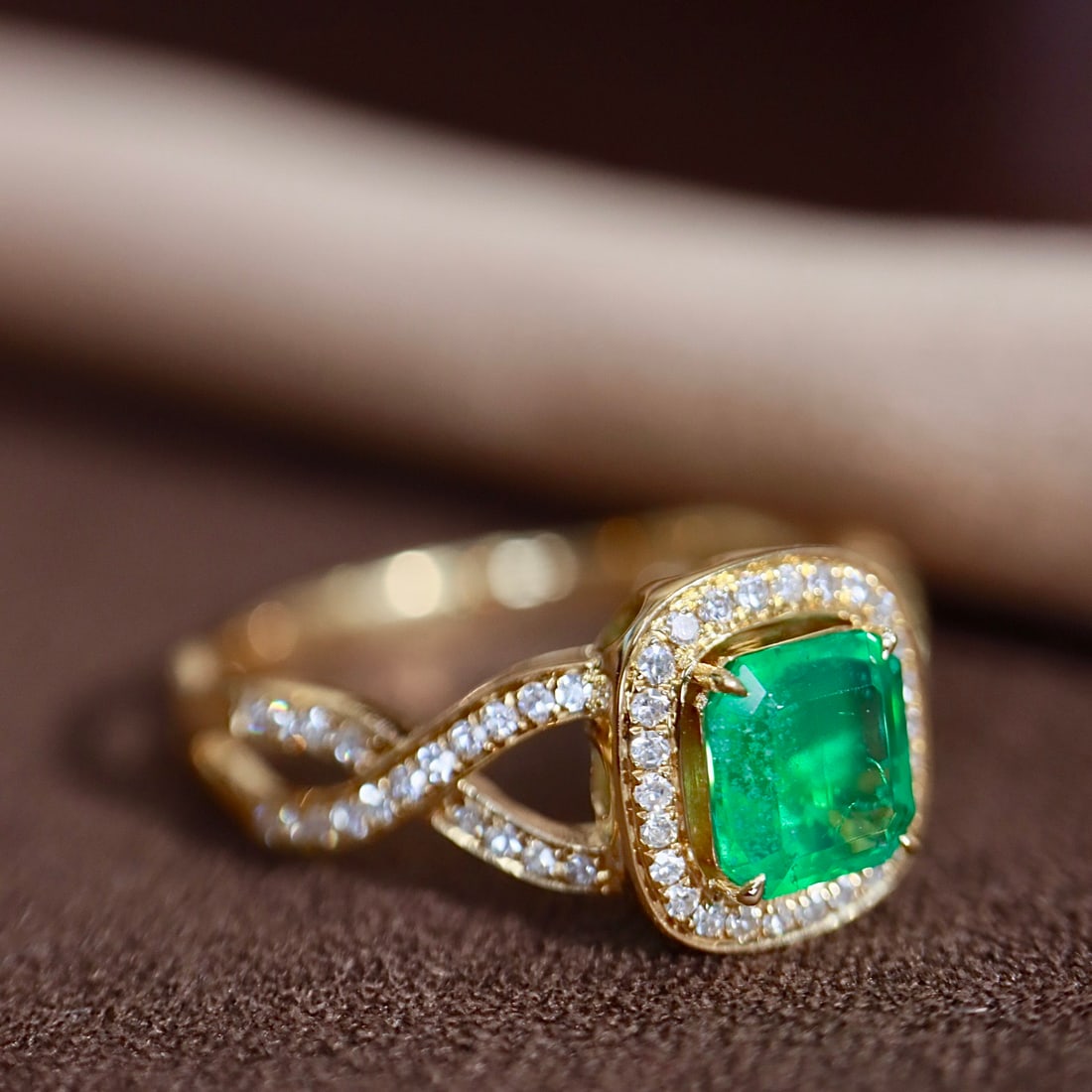 14k Gold 0.83 Ctw Vivid Green Natural Emerald & Diamond Ring - 7