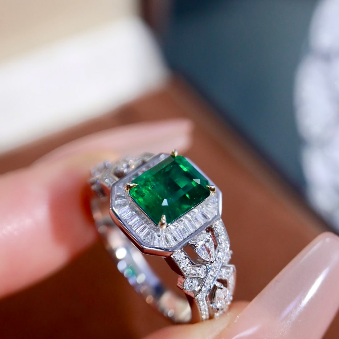 14k Gold 2.17 Ctw Vivid Green Natural Emerald & Diamond Ring - 6