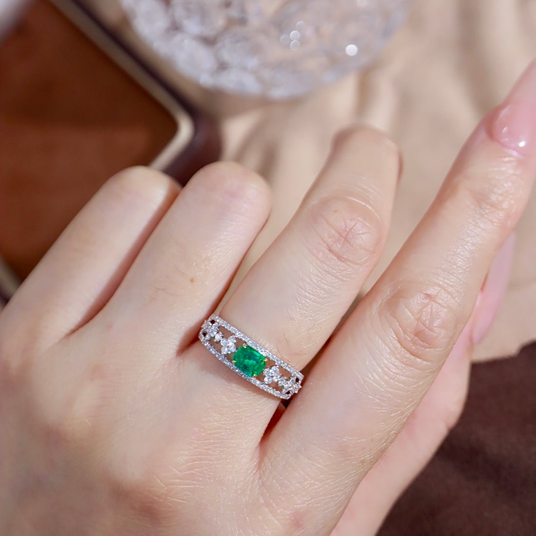 14k Gold 0.90 Ctw Vivid Green Natural Emerald & Diamond Ring - 4