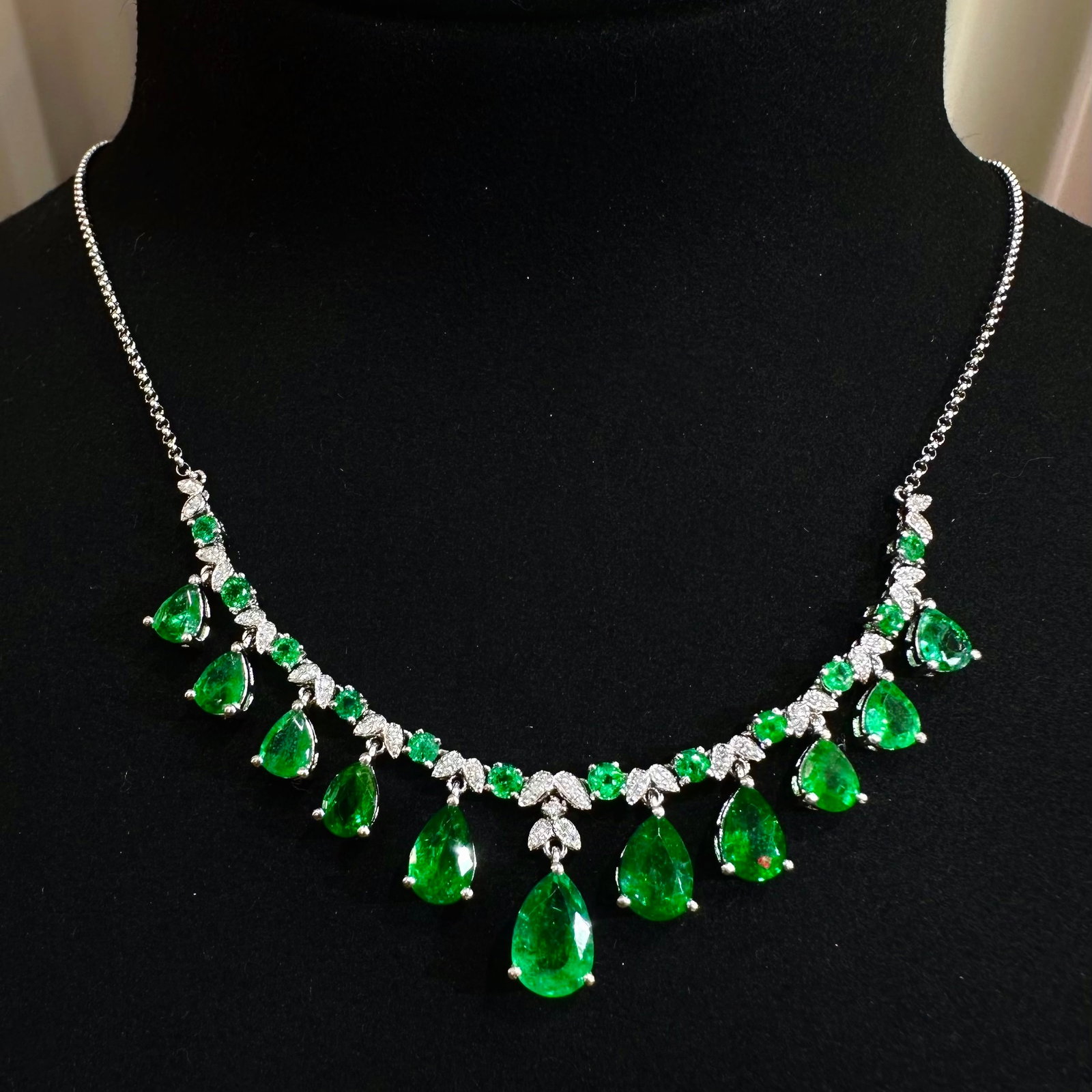 14k Gold 5.15 Ctw Vivid Green Natural Emerald & Diamond Necklace: Ref:231108085 // gold content:14k gold // main gemstone:emerald // shape:pear // carat weight:4. 86ct // color:vivid green // treatment:natural // // adjacent gemstone 2 : diamond // shape:round //