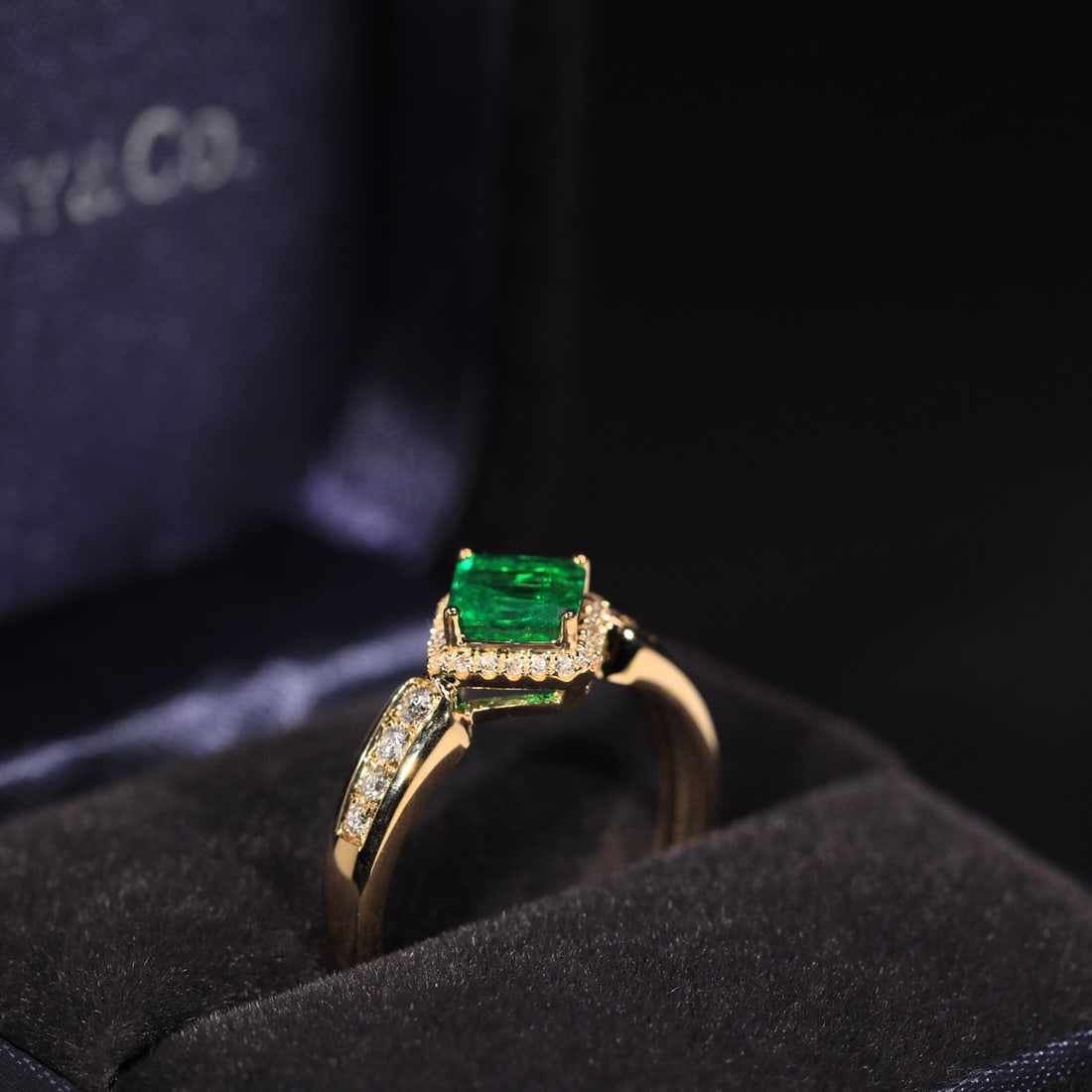 14k Gold 0.61 Ct Vivid Green Natural Emerald & Diamond Ring - 2