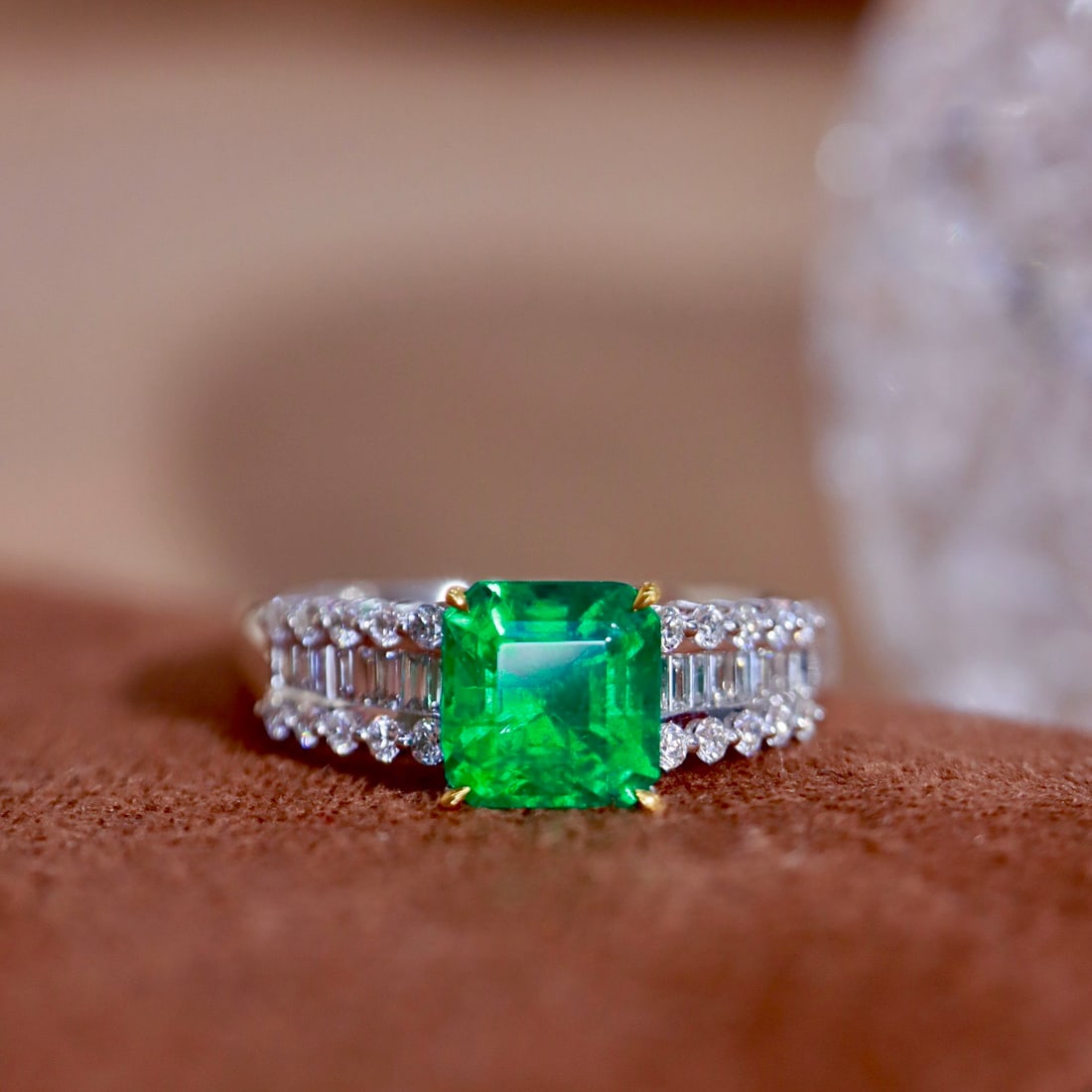 14k Gold 1.31 Ctw Vivid Green Natural Emerald & Diamond Ring: Ref:231108100 // gold content:14k gold // ring size:7. 25us // // main gemstone:emerald // shape:octagonal // carat weight:1. 0ct // color:vivid green // treatment:natural // // adjacent gemstone