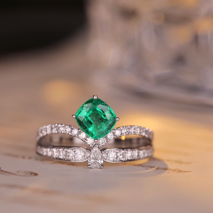 14k Gold 0.95 Ct Vivid Green Natural Emerald & Diamond Ring - 8