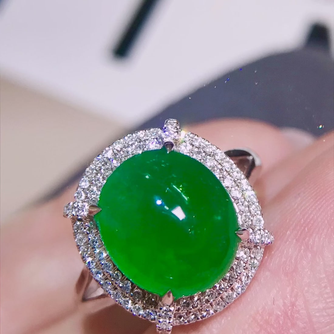 14k Gold 5.04 Ctw Vivid Green Natural Emerald & Diamond Ring: Ref:231108105 // gold content:14k gold // ring size:7. 25us // // main gemstone:emerald // shape:oval // carat weight:4. 7ct // color:vivid green // treatment:natural // // adjacent gemstone 2 :