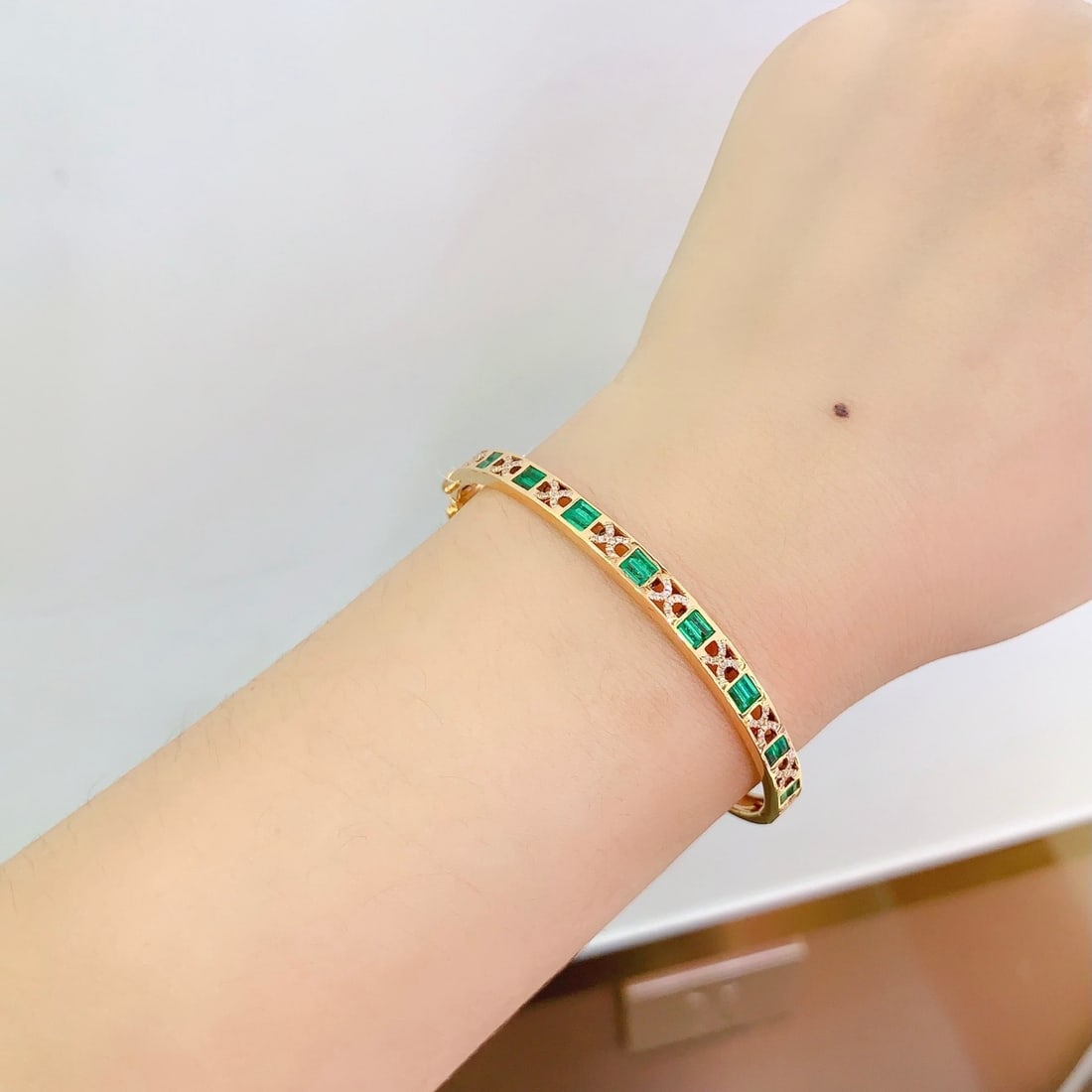 14k Gold 2 Ct Natural Emerald & Diamond Bangle - 6