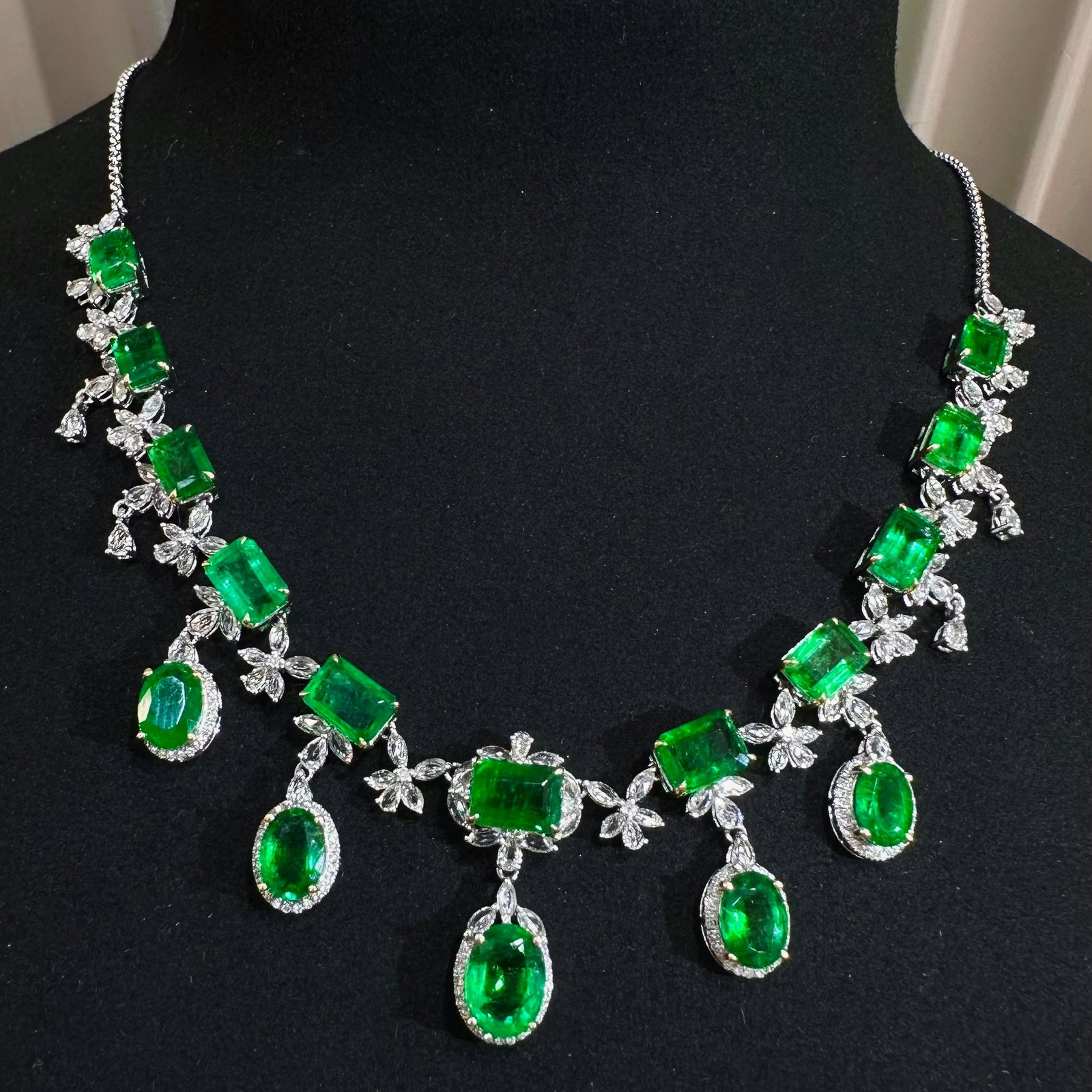 14k Gold 13.25 Ct Vivid Green Natural Emerald & Diamond & Sapphire Necklace - 3