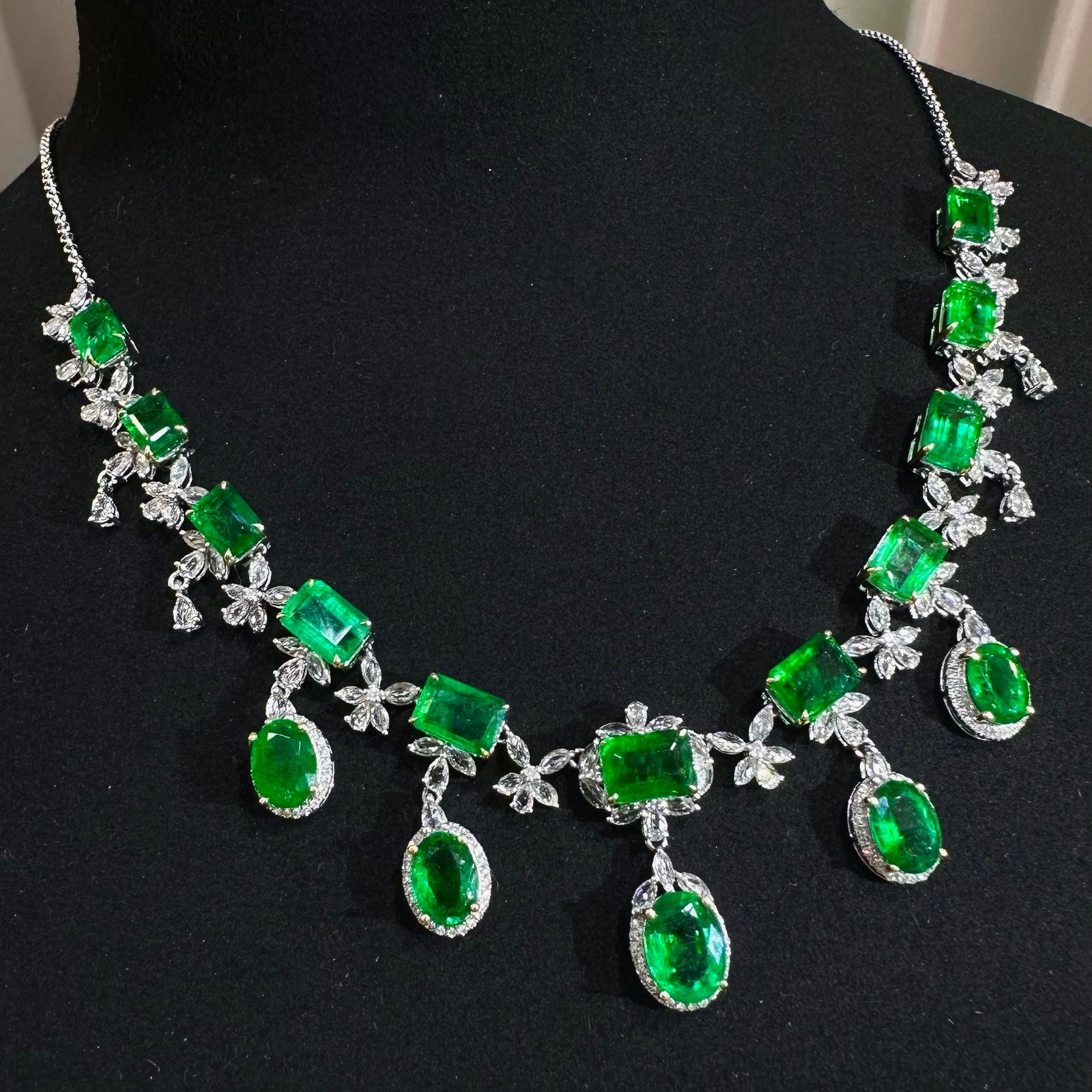 14k Gold 13.25 Ct Vivid Green Natural Emerald & Diamond & Sapphire Necklace - 4