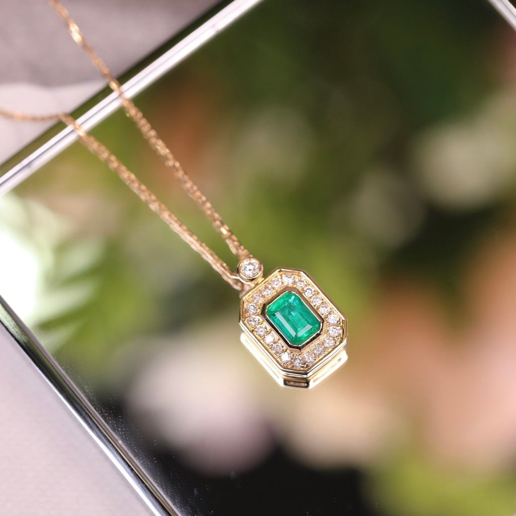 14k Gold 0.69 Ct Vivid Green Natural Emerald & Diamond Necklace - 7