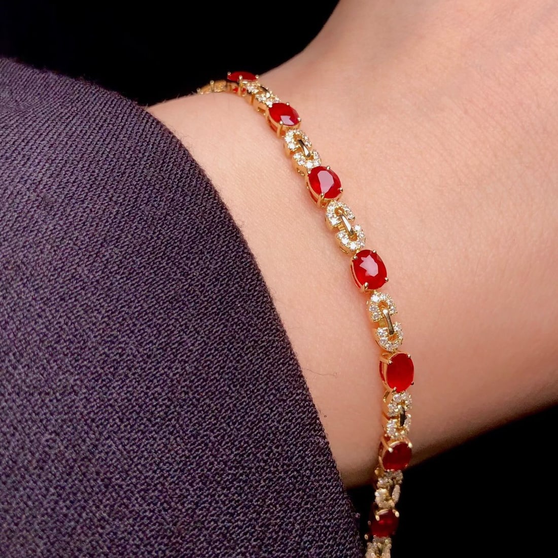 14k Gold 2.95 Ctw Natural Ruby & Diamond Bracelet: Ref:231108173 // gold content:14k gold // main gemstone:ruby // shape:oval // carat weight:2. 62ct // color:pigeonblood red // treatment:natural // // adjacent gemstone 2 : diamond // shape:round