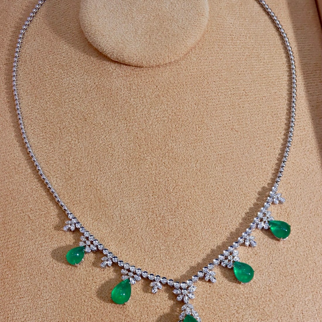 14k Gold 12.48 Ctw Vivid Green Natural Emerald & Diamond Necklace: Ref:231108253 // gold content:14k gold // main gemstone:emerald // shape:pear // carat weight:11. 74ct // color:vivid green // treatment:natural // // adjacent gemstone 2 : diamond // shape:round