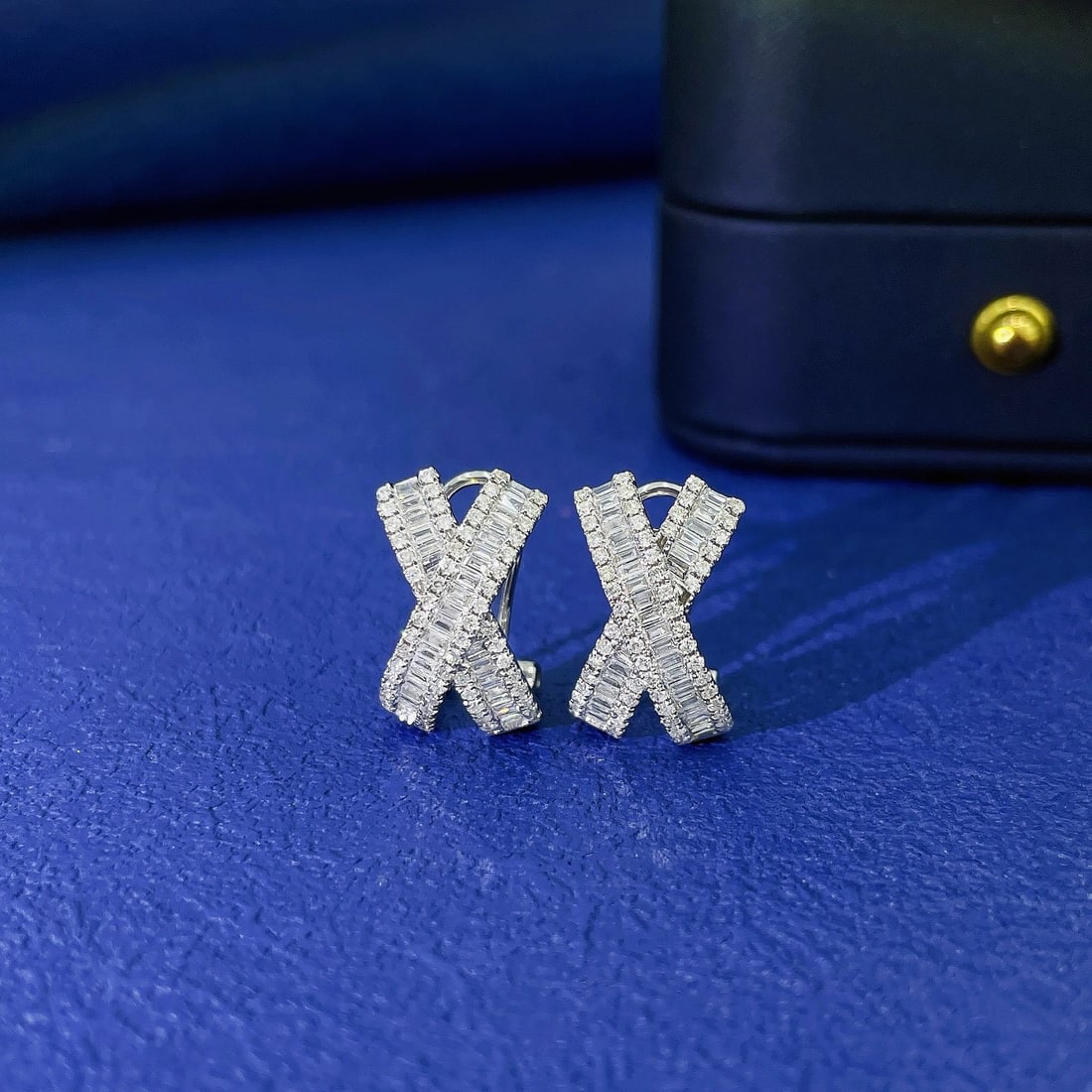 14k Gold 0.92 Ctw Natural H Diamond Earrings: Ref:231108287 // gold content:14k gold // main gemstone:diamond // shape:baguette // carat weight:0. 41ct // clarity grade:vs-si // color:h // treatment:natural // // adjacent gemstone 2 : diamond //