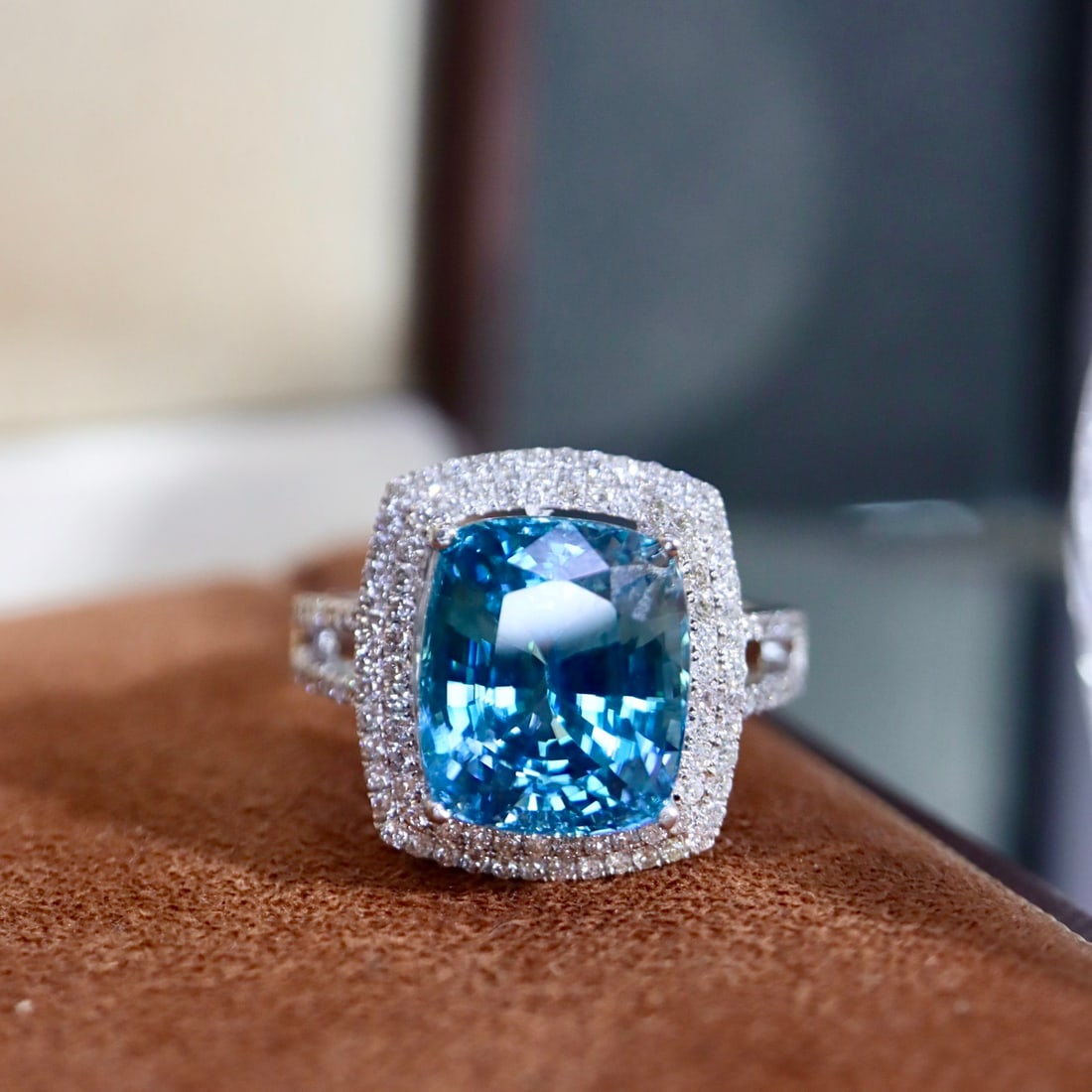 14k Gold 10.26 Ctw Natural Zircon & Diamond Ring: Ref:231108294 // gold content:14k gold // ring size:7. 25us // // main gemstone:zircon // shape:cushion // carat weight:9. 66ct // color:blue // treatment:natural // // adjacent gemstone 2 :
