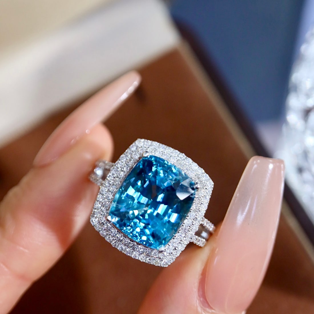 14k Gold 10.26 Ctw Natural Zircon & Diamond Ring - 4