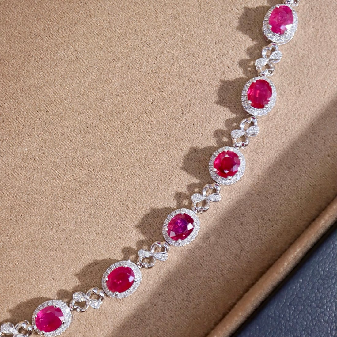 14k Gold 5.85 Ctw Natural Ruby & Diamond Bracelet: Ref:231108311 // gold content:14k gold // main gemstone:ruby // shape:oval // carat weight:5. 25ct // color:red // treatment:natural // // adjacent gemstone 2 : diamond // shape:round // carat