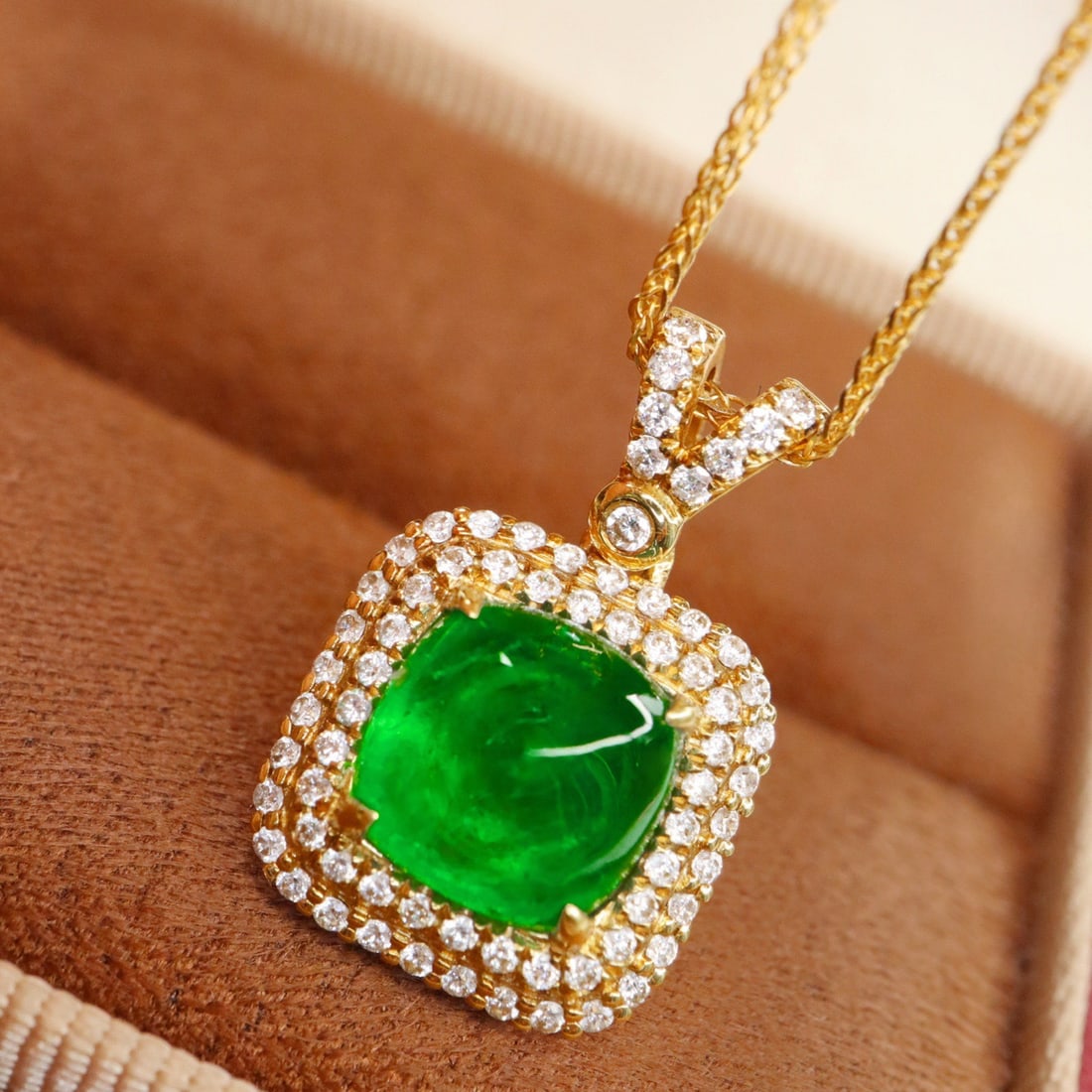 14k Gold 2.92 Ctw Vivid Green Natural Emerald & Diamond Pendant( Without Chain ): Ref:231108318 // gold content:14k gold // main gemstone:emerald // shape:sugar-loaf // carat weight:2. 55ct // color:vivid green // treatment:natural // // adjacent gemstone 2 : diamond //