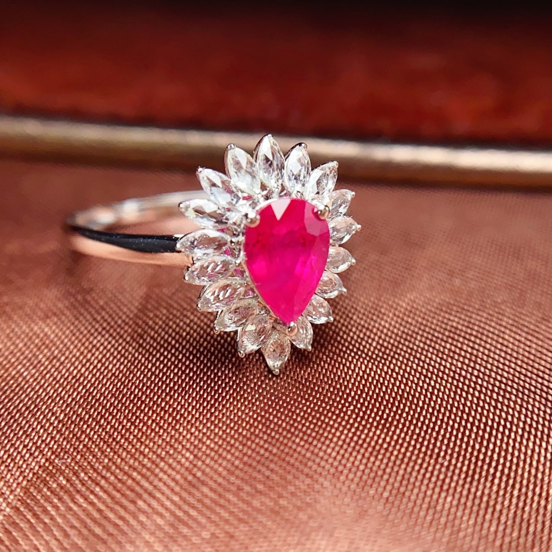 14k Gold 1.05 Ct Natural Ruby & Sapphire Ring: Ref:231108322 // gold content:14k gold // ring size:7. 25us // // main gemstone:ruby // shape:pear // carat weight:1. 05ct // color:red // treatment:natural // // adjacent gemstone 2 : sapphire //