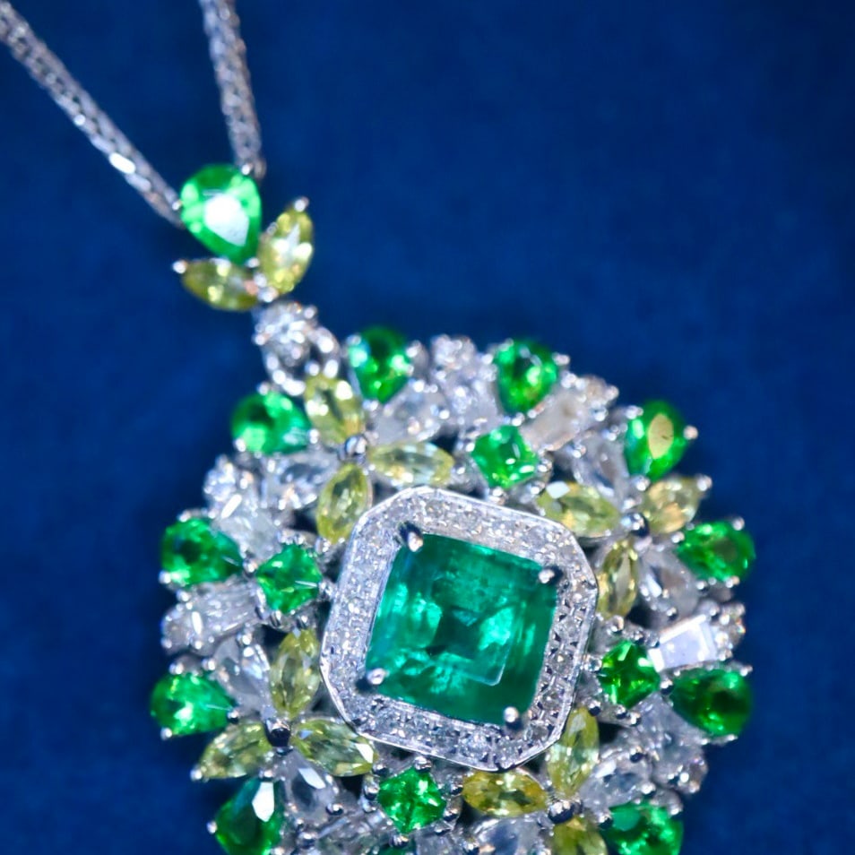 14k Gold 1.27 Ctw Vivid Green Natural Emerald & Diamond Pendant( Without Chain ): Ref:231108346 // gold content:14k gold // main gemstone:emerald // shape:octagonal // carat weight:0. 95ct // color:vivid green // treatment:natural // // adjacent gemstone 2 : diamond //