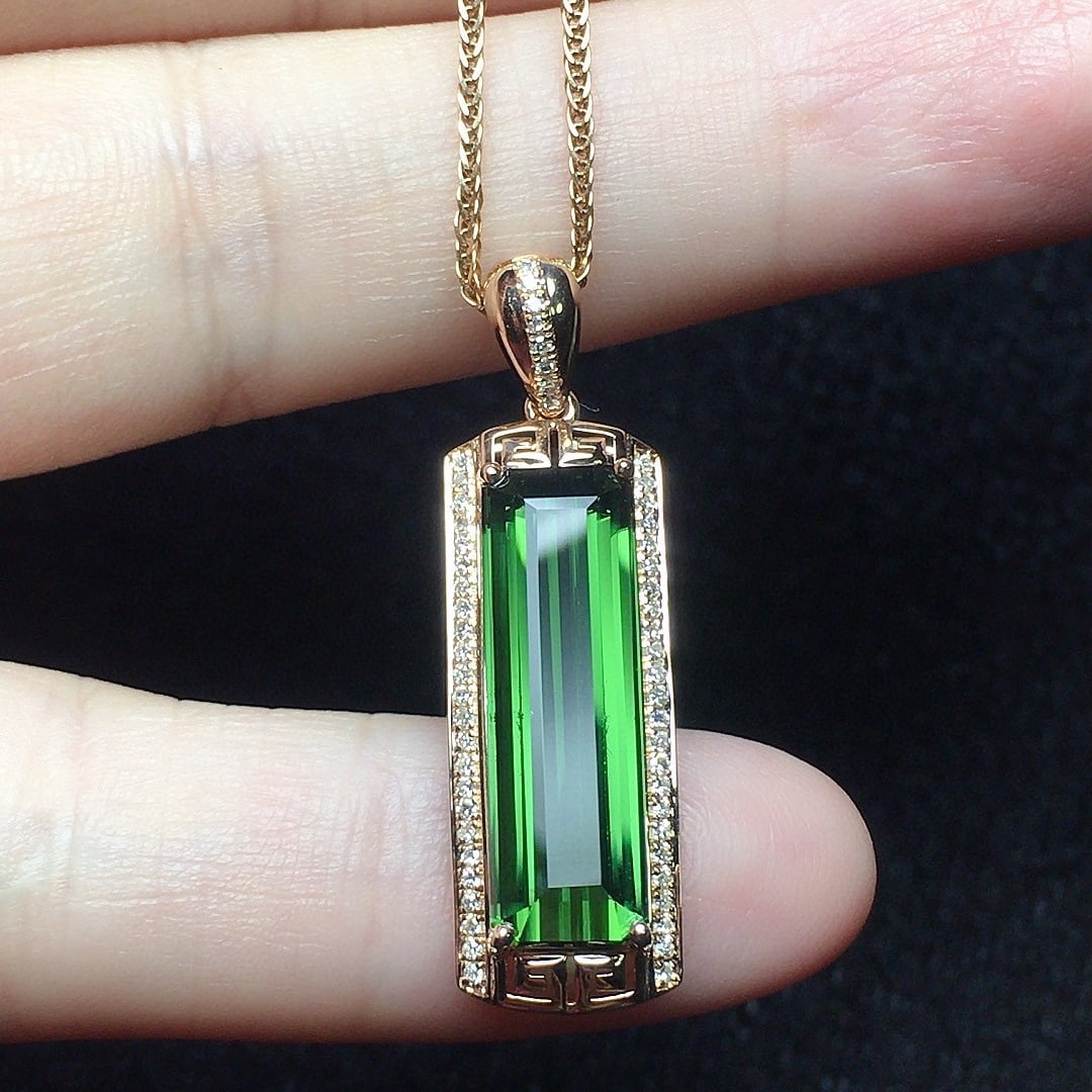 14k Gold 4.82 Ct Natural Tourmaline & Diamond Pendant( Without Chain ): Ref:231108347 // gold content:14k gold // main gemstone:tourmaline // shape:octagonal // carat weight:4. 82ct // color:green // treatment:natural // // adjacent gemstone 2 : diamond // number of