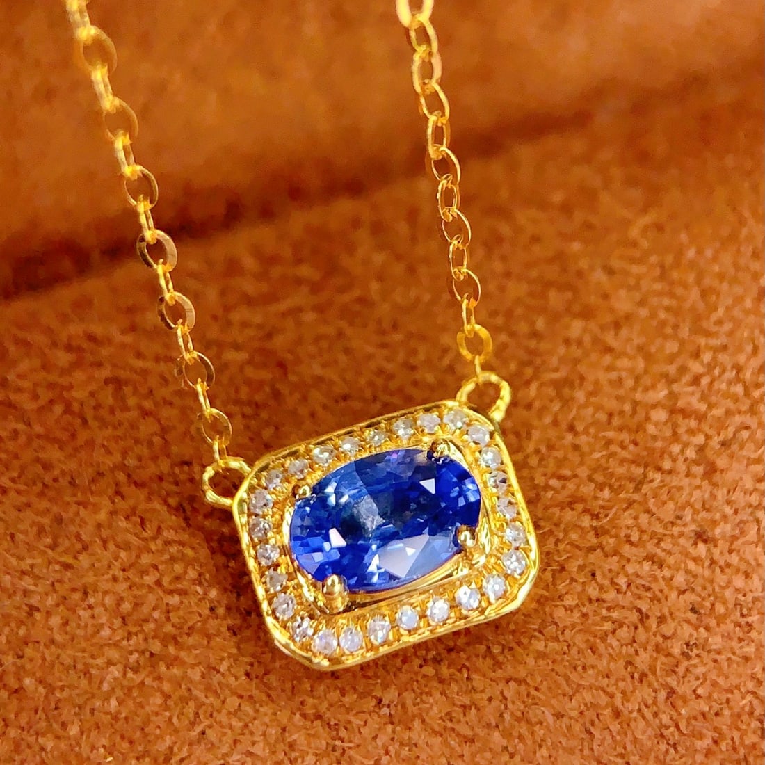 14k Gold 0.8 Ct Natural Sapphire & Diamond Necklace: Ref:231108371 // gold content:14k gold // main gemstone:sapphire // shape:oval // carat weight:0. 8ct // color:blue // treatment:natural // // adjacent gemstone 2 : diamond // number of stones:27