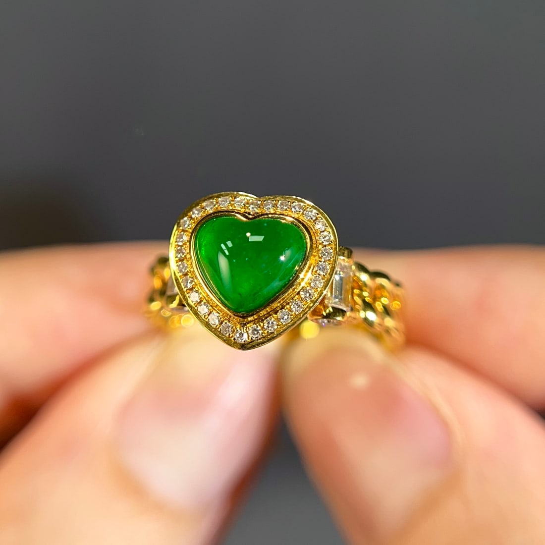 14k Gold 1.54 Ctw Vivid Green Natural Emerald & Diamond Ring: Ref:231108398 // gold content:14k gold // ring size:7. 25us // // main gemstone:emerald // shape:heart // carat weight:1. 20ct // color:vivid green // treatment:natural // // adjacent gemstone 2 :
