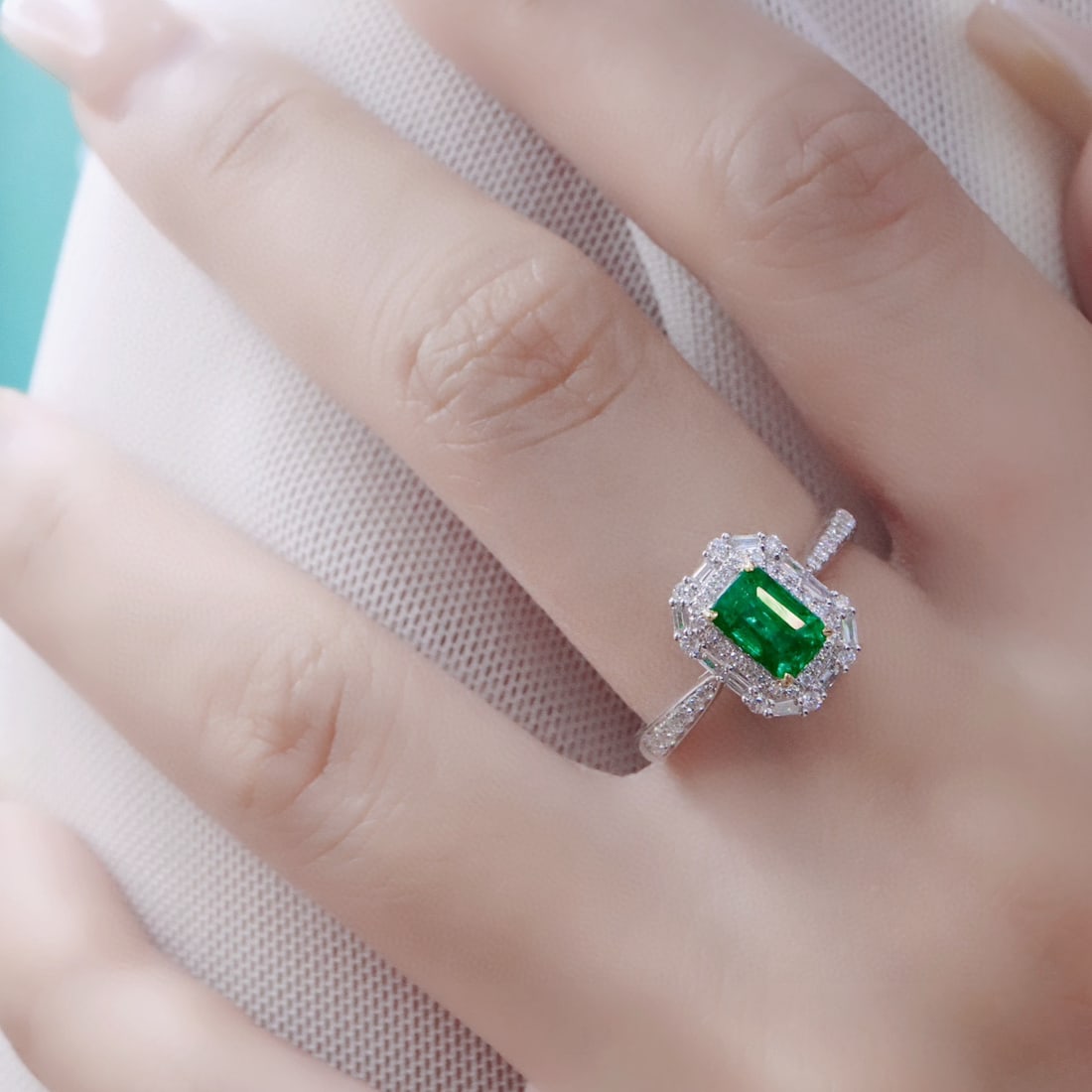 14k Gold 1.35 Ctw Vivid Green Natural Emerald & Diamond Ring - 5