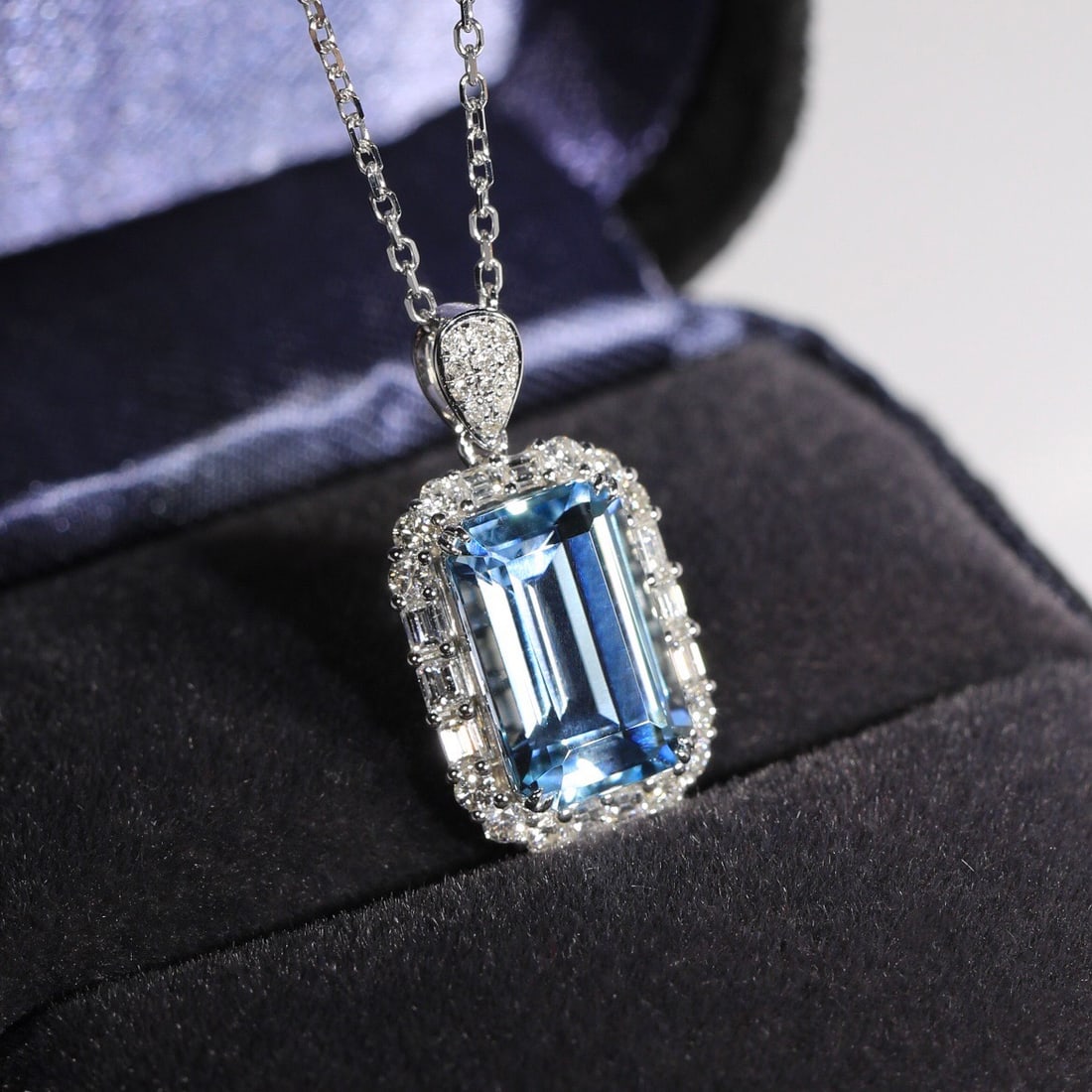 14k Gold 2.33 Ct Natural Aquamarine & Diamond Pendant( Without Chain ): Ref:231110050 // gold content:14k gold // main gemstone:aquamarine // shape:octagonal // carat weight:2. 33ct // color:santa maria color // treatment:natural // // adjacent gemstone 2 : diamond //