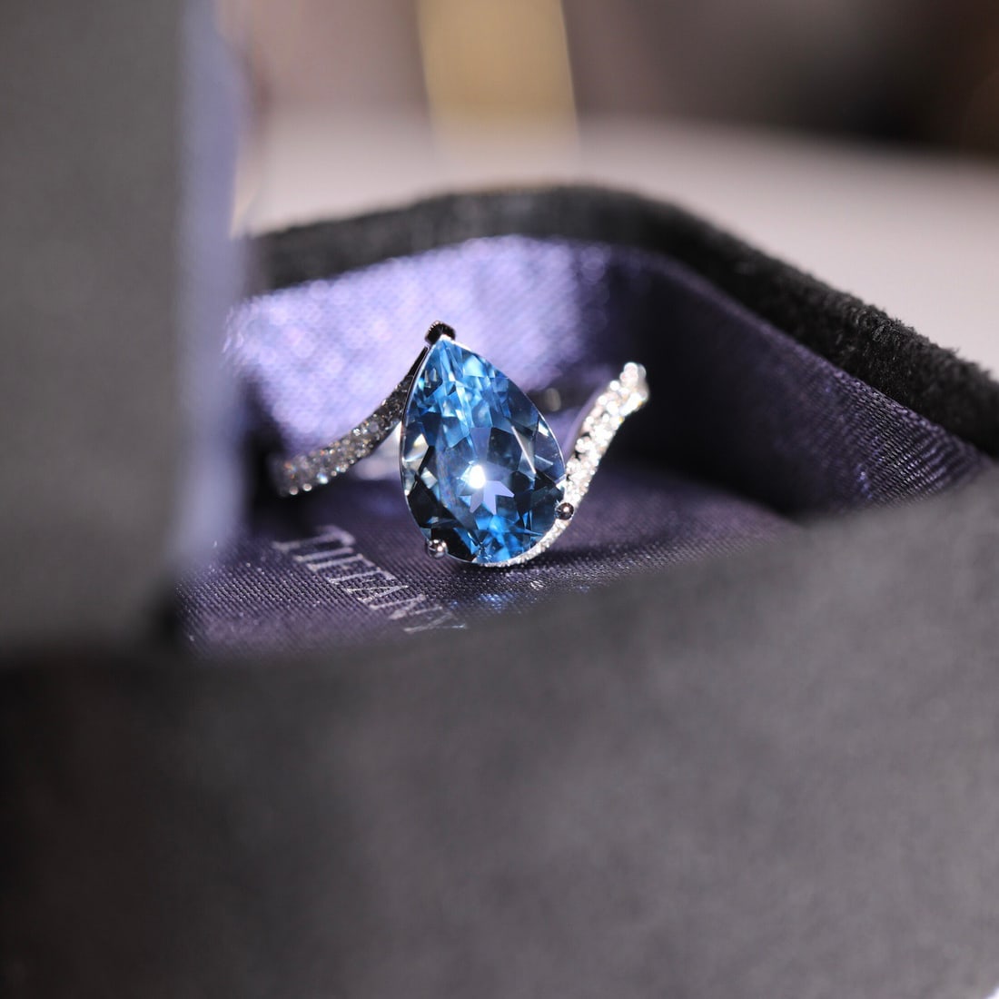 14k Gold 2.17 Ct Natural Aquamarine & Diamond Ring: Ref:231110092 // gold content:14k gold // ring size:7. 25us // // main gemstone:aquamarine // shape:pear // carat weight:2. 17ct // color:santa maria color // treatment:natural // // adjacent