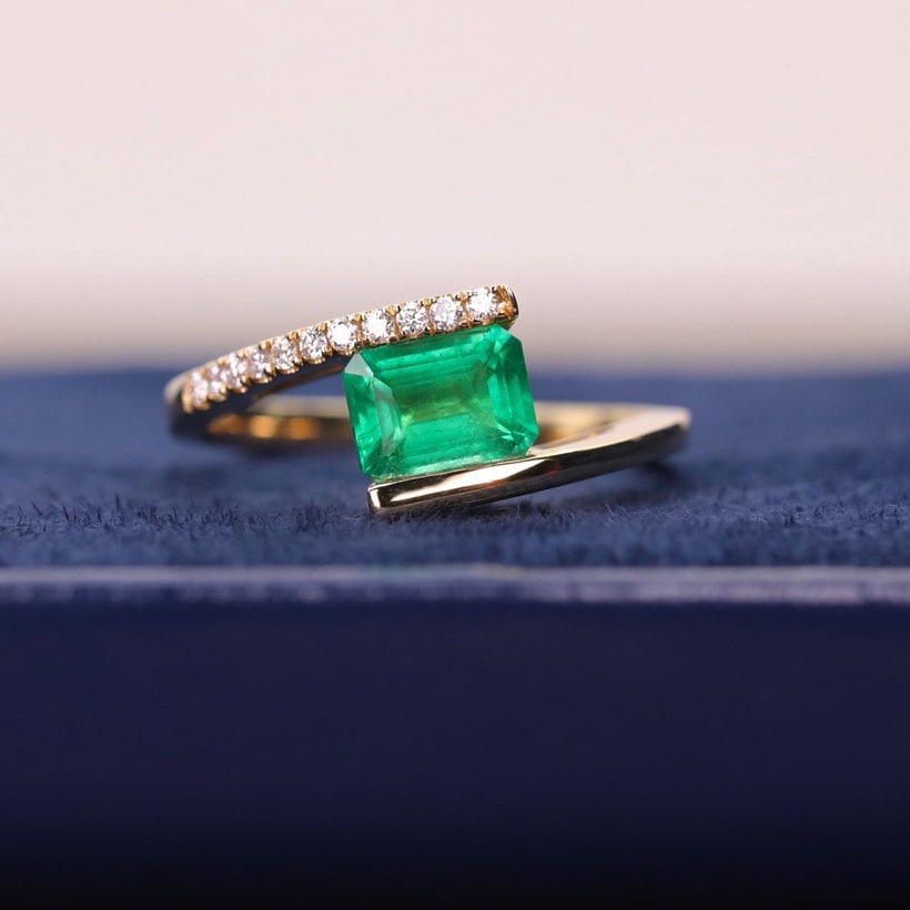 14k Gold 1.10 Ct Vivid Green Natural Emerald & Diamond Ring: Ref:231110098 // gold content:14k gold // ring size:7. 25us // // main gemstone:emerald // shape:octagonal // carat weight:1. 10ct // color:vivid green // treatment:natural // // adjacent gemstone