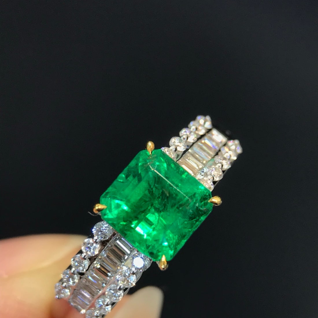 14k Gold 1.31 Ctw Vivid Green Natural Emerald & Diamond Ring: Ref:231110162 // gold content:14k gold // ring size:7. 25us // // main gemstone:emerald // shape:octagonal // carat weight:1. 0ct // color:vivid green // treatment:natural // // adjacent gemstone