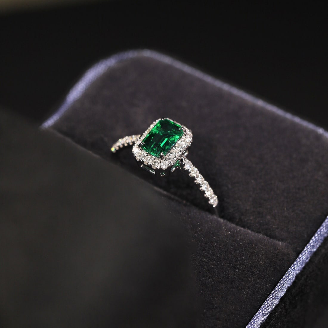 14k Gold 0.85 Ct Vivid Green Natural Emerald & Diamond Ring - 3