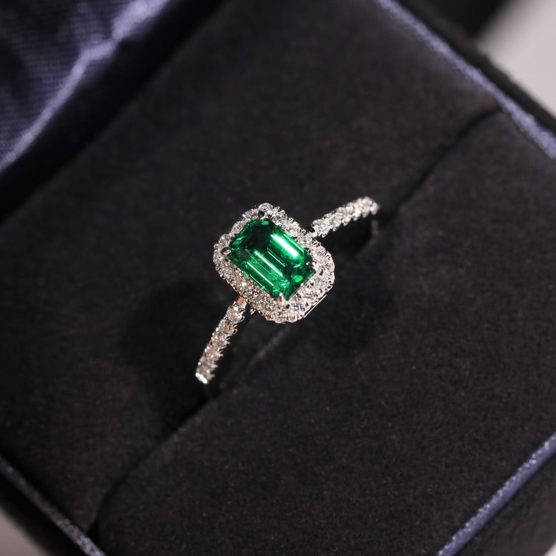 14k Gold 0.85 Ct Vivid Green Natural Emerald & Diamond Ring - 9