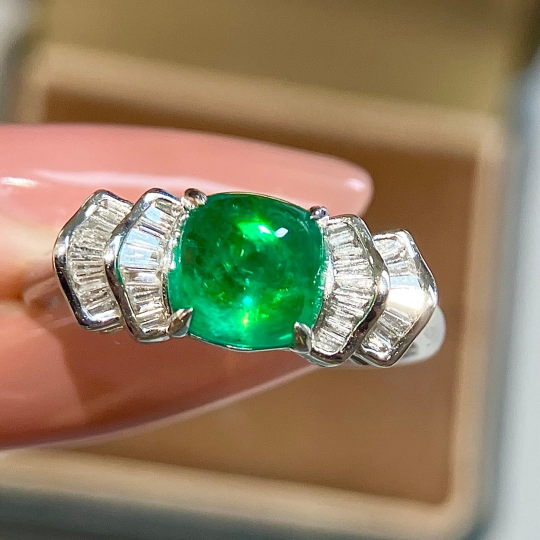 14k Gold 1.86 Ctw Vivid Green Natural Emerald & Diamond Ring: Ref:231110193 // gold content:14k gold // ring size:7. 25us // // main gemstone:emerald // shape:sugar-loaf // carat weight:1. 61ct // color:vivid green // treatment:natural // // adjacent